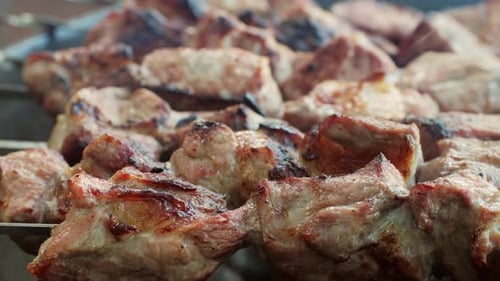 Espetinho de carne de porco em chamas, churrasco de carneiro, closeup, carne de carneiro frita para cozinhar carne grelhada