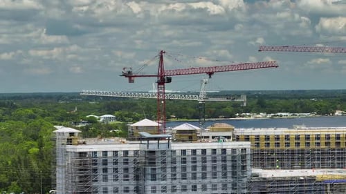Grúas elevadoras de torre en un sitio de construcción de edificios de apartamentos residenciales altos