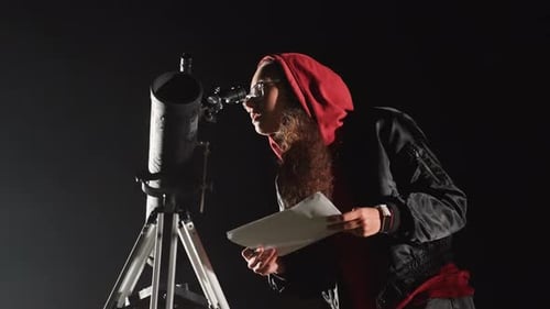 Wissenschaftler untersucht Himmelskarten sorgfältig Forscher analysiert Sternbilder bei schwachem Licht