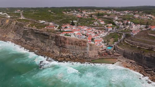 La magnifique plage d'Azenhas Do Mar située dans la magnifique ville de Sintra, dans le district de Lisbonne, au Portugal