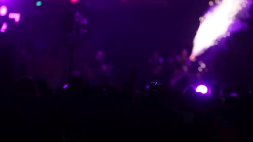 Menschenmenge tanzt, klatscht in die Hände und genießt ein Konzert mit visuellen Effekten, Videoaufnahme