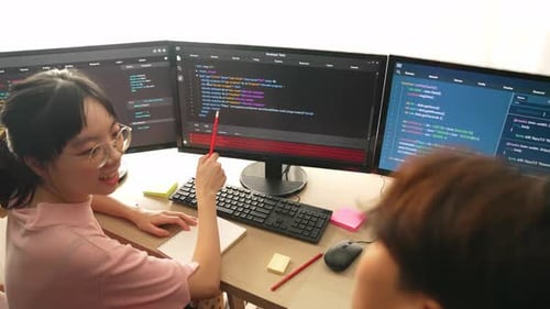 Backend-Softwareentwickler in Zeitlupe, Ingenieur, der Code schreibt. Aufkeimend