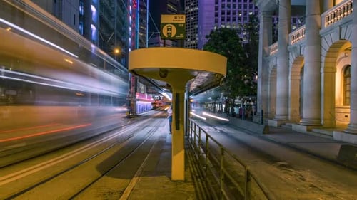 Zeitraffer des nächtlichen Vorbeifahrens im Zentrum von Hongkong, Asien