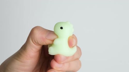 Les mains jouent avec l'antistress