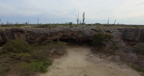 Vue aérienne des grottes utilisées par les Indiens Arawak à Bonaire.
