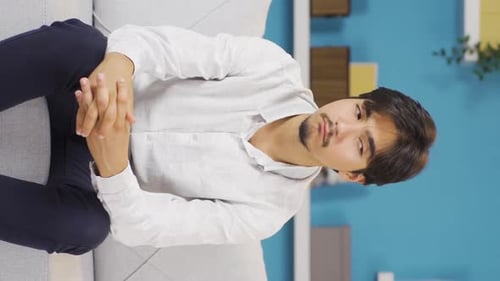 Vertikales Video von Shy Guy.