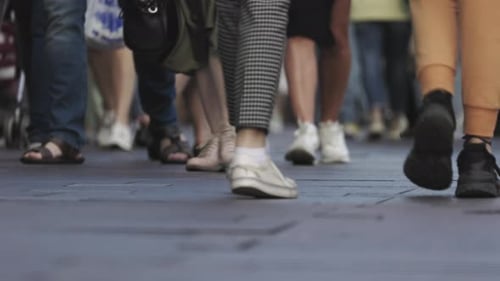 la gente camina por la calle
