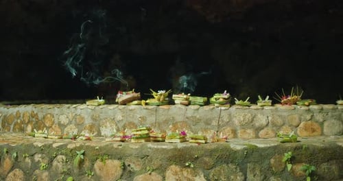 Las ofrendas tradicionales balinesas del Canang Sari, compuestas de coloridas flores e incienso, emiten una fragancia