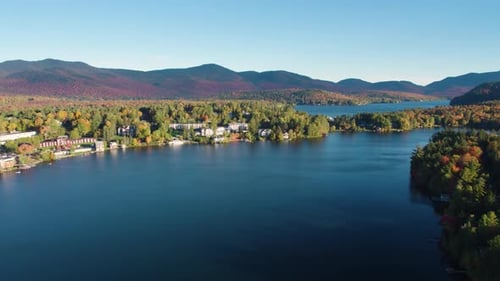 Beau lac et montagnes, Drone aérien, nature sauvage de Lake Placid Active