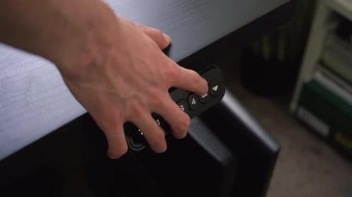 Imagem estável de uma mesa ajustável se movendo em direção a uma configuração mais alta.