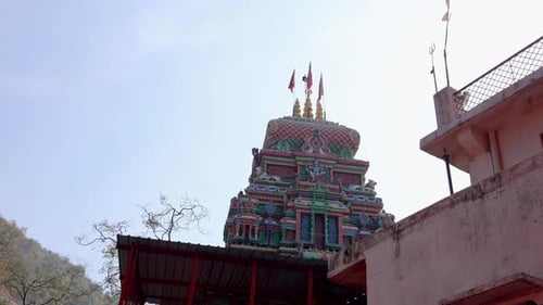 ancien temple hindou sacré dans l'architecture du sud de l'Inde et ciel lumineux l'après-midi
