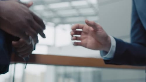 Hommes d'affaires se serrant la main à l'intérieur
