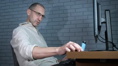 Mann mit Atemproblemen mit E-Mail