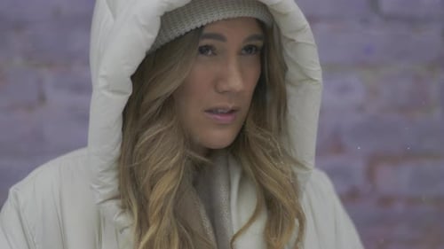 Une femme exaspérée se tient debout dans la neige