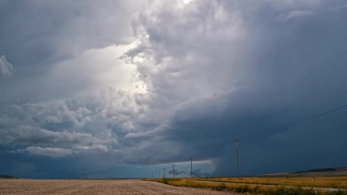 Lapso temporal de tormentas eléctricas severas que recorren el paisaje durante el monzón