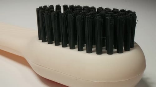 Primer plano de un cepillo de pelo sobre fondo blanco con espacio de copia