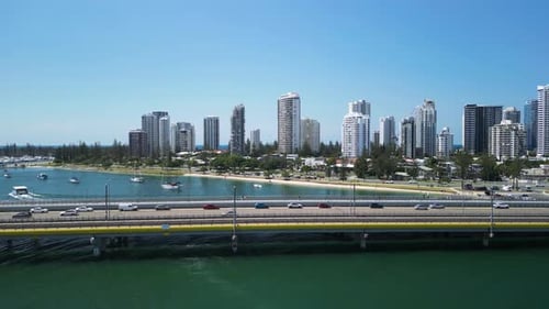Reger Pendlerverkehr überquert die Gold Coast Sundale Bridge und fährt auf das Hochhaus zu
