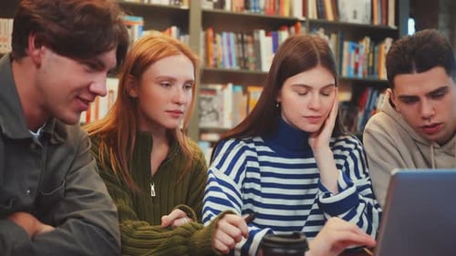 Engagierte Studierende arbeiten an einem Projekt in der Bibliothek zusammen
