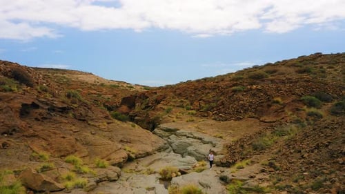 Touristische Wanderungen in der natürlichen kargen Landschaft der verlassenen Vulkanschlucht