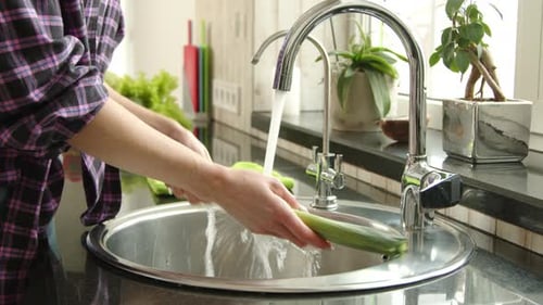 Laver un poireau frais dans un évier