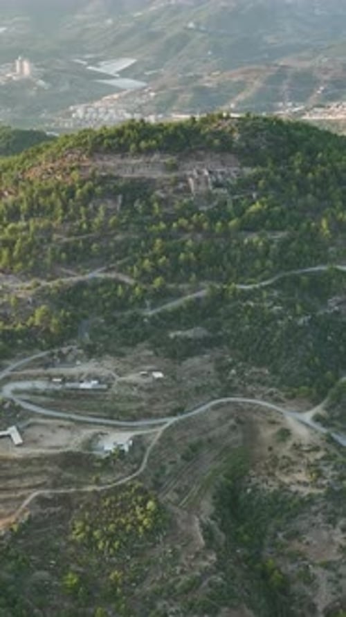 Vidéo verticale Découvrez le charme historique de Syedra, une ancienne ville de la côte méditerranéenne d'Alanya
