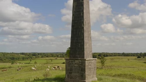 Vue en contre-plongée de l'obélisque de Killua