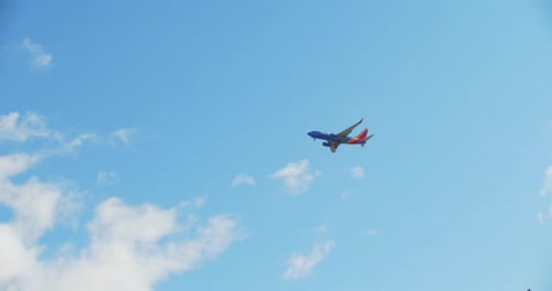 Southeast airlines plane descends to Washington d c airport in slow motion