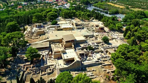 Kreisförmige Luftaufnahme der archäologischen Stätte des Palastes von Knossos in Griechenland, breit