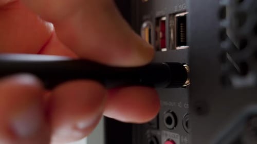 Homem conectando uma antena Wi-Fi a um PC. Extremo close-up