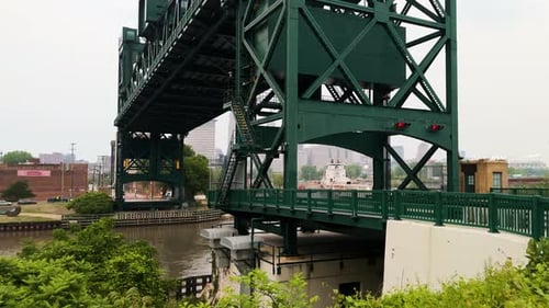 Puente elevador de Columbus Road sobre el río Cuyahoga en Cleveland, Ohio, EE. UU. Vista lateral