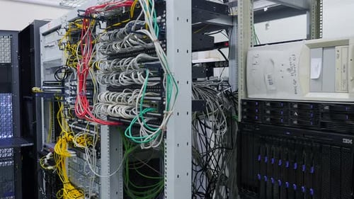 Fios para equipamentos. Imagens de stock. Alta tensão nos fios para operação