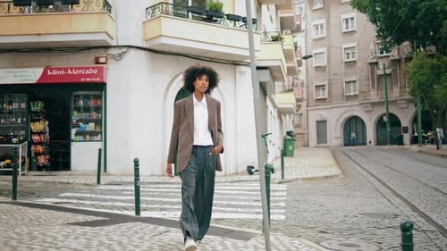 Linda mulher atravessando a rua no dia de verão