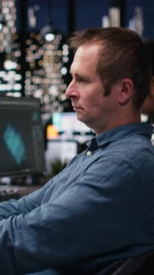 Científico informático de la Agencia de Tecnología de Vídeo Vertical que utiliza la IA para optimizar el software en la oficina