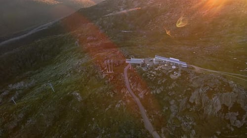 Vue aérienne du magnifique télésiège de la station de ski de Thredbo en été hors saison avec une fusée éclairant le lever du soleil dans Snowy