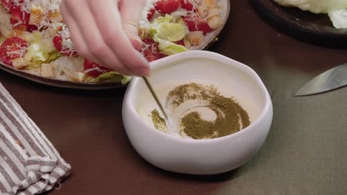 Gehacktes Gemüse wird vorsichtig mit Sauce vermischt, die auf Basis von Mayonnaise mit Zusatz zubereitet wird