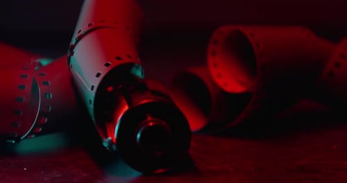 Nahaufnahme eines 35-mm-Films, der nicht entwickelt und zu Bildern verarbeitet wurde.