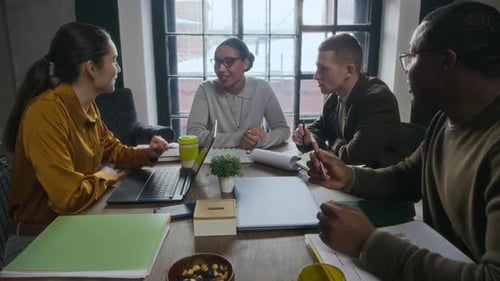 Une jeune équipe d'entreprises créatives travaille sur un projet à la table