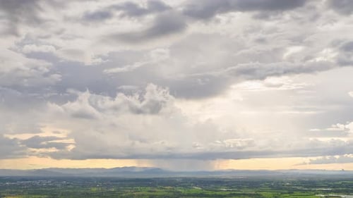 Regenstürme und dunkle Wolken ziehen über die zentralen Ebenen.