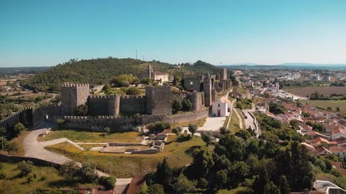 Wunderschöne Luftaufnahme einer mittelalterlichen europäischen Burg in Portugal