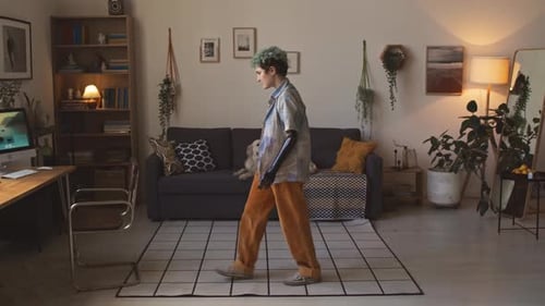 Fille indépendante avec prothèse de bras travaillant sur ordinateur à domicile