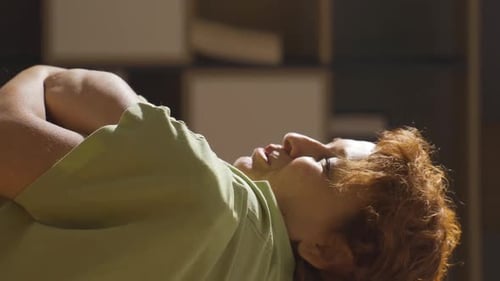 Vidéo verticale d'une femme allergique qui démange.