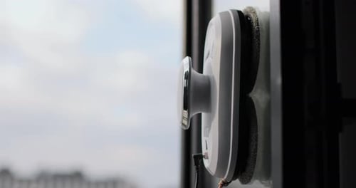 Automatischer Fensterreinigungsroboter für Nahaufnahmen, der einfach und bequem an Wohnfenstern arbeitet