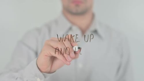 Despierta y vive, escribiendo en pantalla transparente
