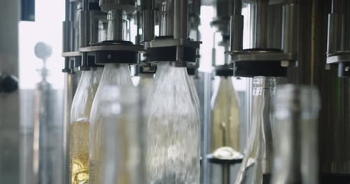 Широкий выбор бутылок вина на заводе, Бургос, Испания