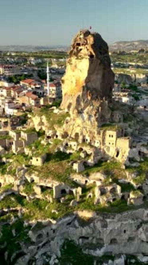 Vídeo vertical: impresionante vista aérea de Ortahisar, Turquía, Capadocia