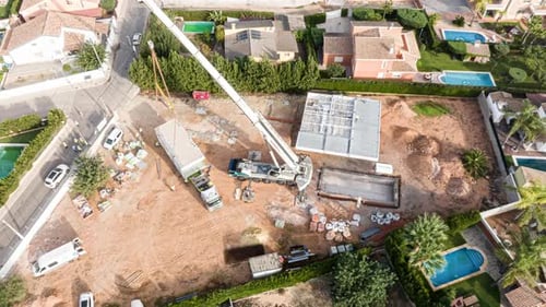 Hiperlapso de módulos de apilado de grúas para la construcción de edificios prefabricados. Orbe aéreo de arriba hacia abajo