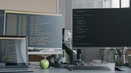 Arbeitsplatz des Programmierers mit Computercodes auf Monitoren