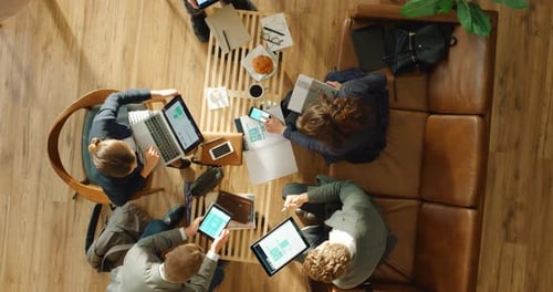 Réunion d'affaires, développeur d'Appli et personnes planifiant le développement de logiciels numériques avec un client B2B