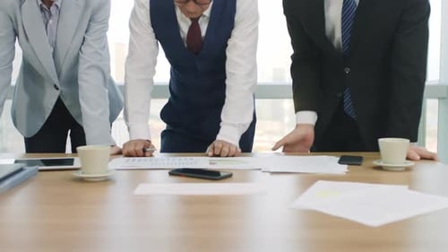 Team asiatischer Geschäftsleute, Männer und Frauen, die sich im Büro treffen und zusammenarbeiten