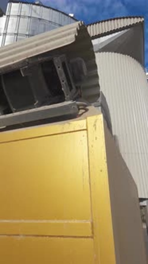 Große Industrieanlage mit Spezialausrüstung für die Verarbeitung von Getreide.